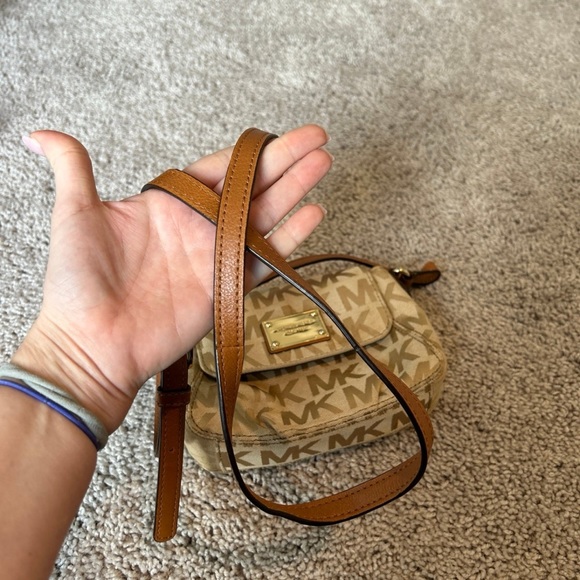 SOLD!! Micheal Kors MK Crossbody Purse 👜 - Picture 7 of 7